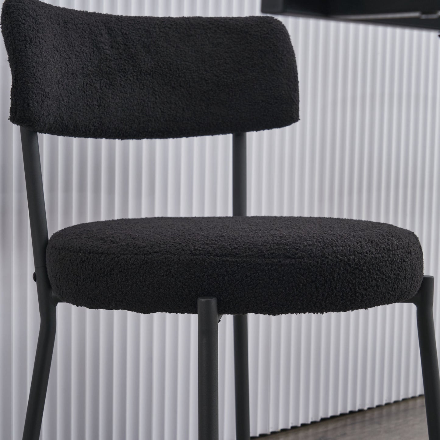 Set of 2 mid-century modern dining chairs - Teddy fabric upholstery - Curved back - Metal frame - Black | Elegant and comfortable kitchen chairs